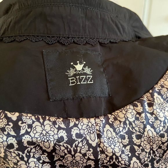 Bizz - Picture 3 of 3